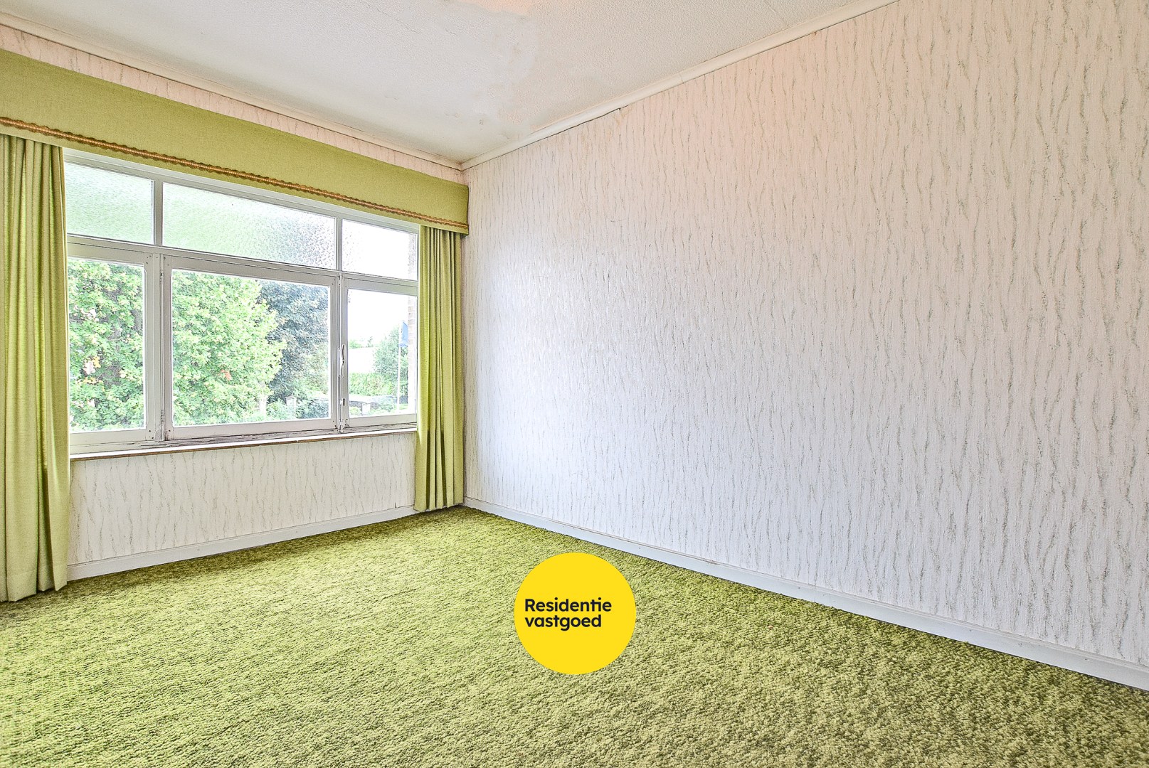 Zeer ruime te renoveren woning met statige gevel op 445 m² met zuid-west georiënteerde tuin. 