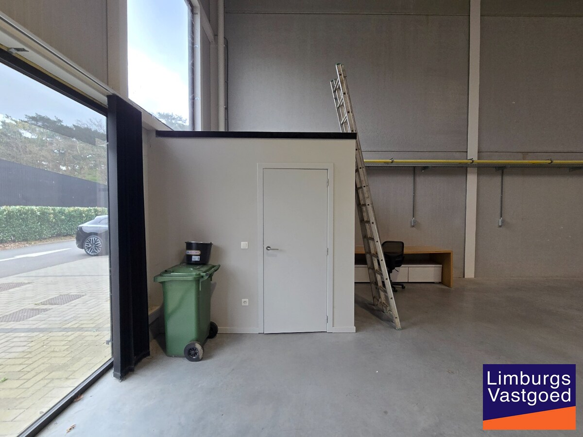 Recent magazijn, 216m², op industrieterrein 'Stadsheide', vlakbij Corda Campus 
