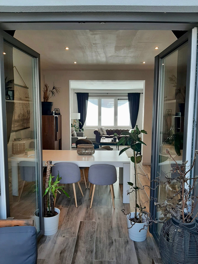 KNAP GERENOVEERDE RUIME WONING MET STADSTUIN 