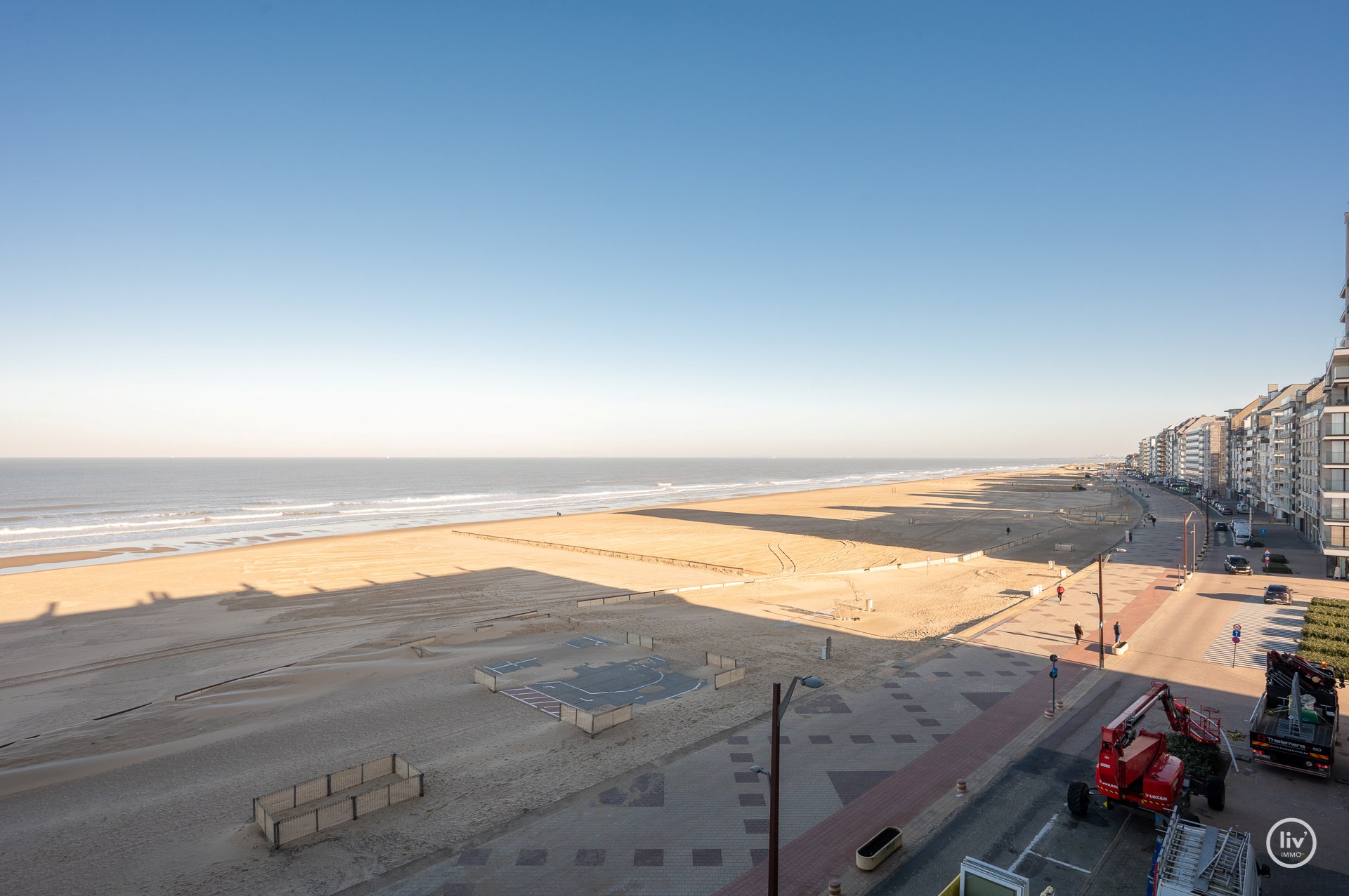 Magnifique appartement rénové avec une vue imprenable sur la mer, idéalement situé sur la digue du Zoute, à proximité de la place Albert. 