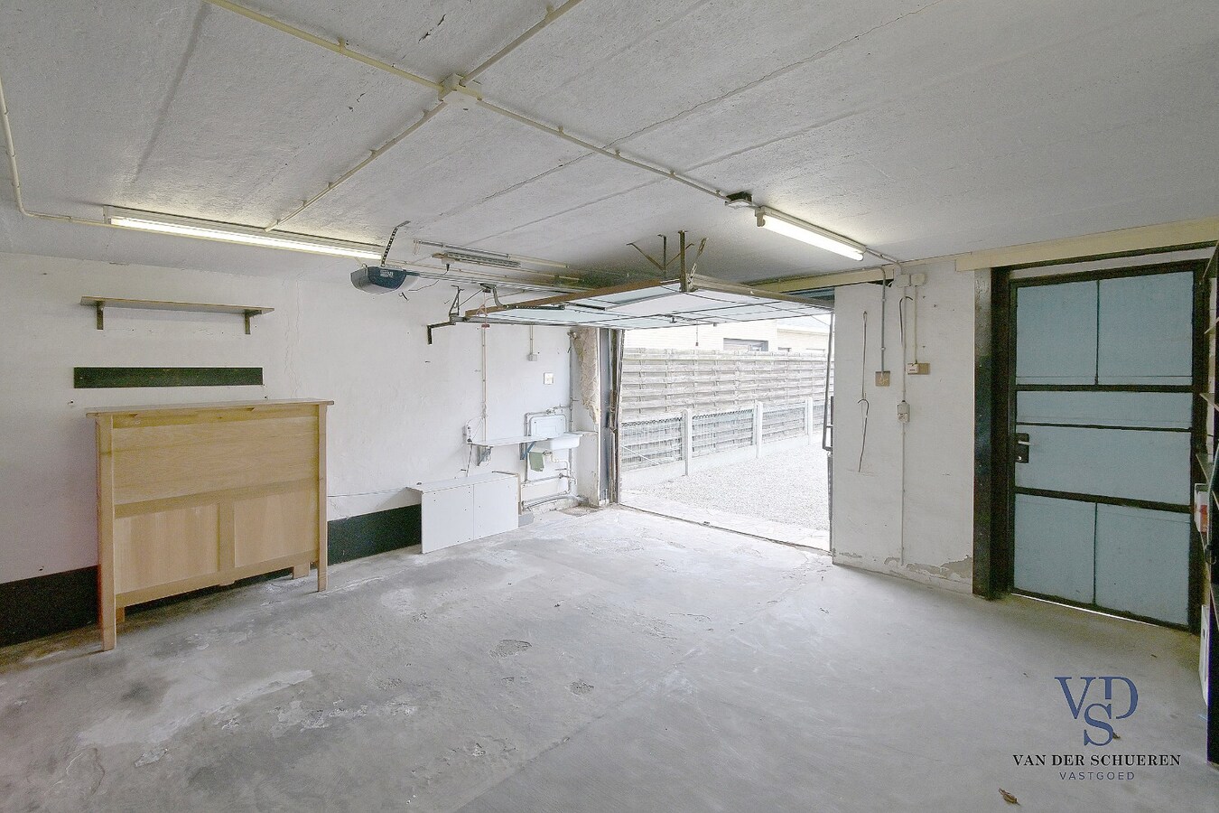 Gelijkvloerse woonst, in een residentiële wijk. 