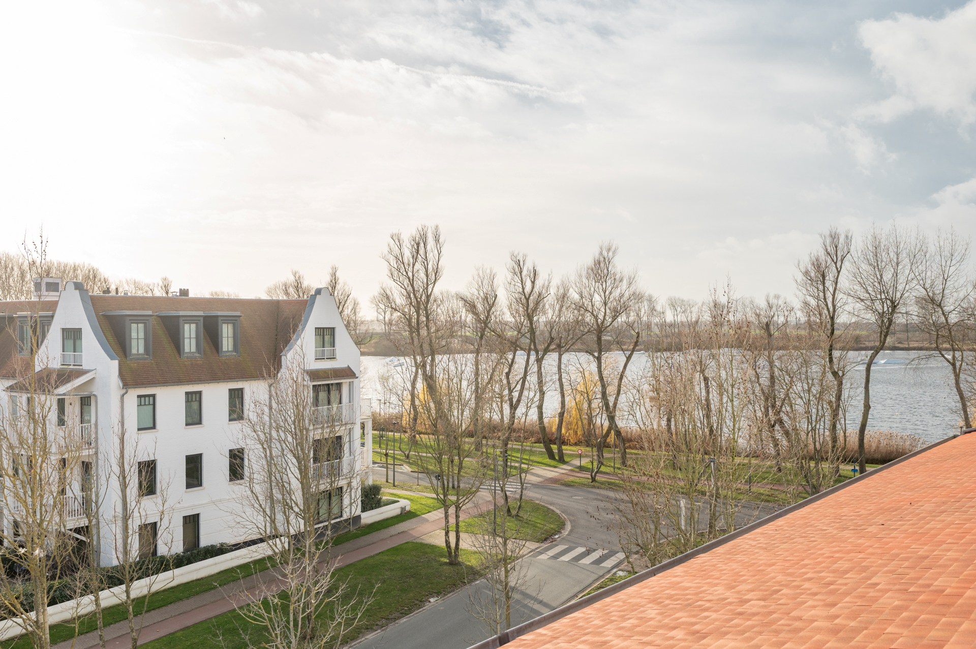 Cet appartement en duplex lumineux est situé à Duinenwater, combinant un agencement pratique avec des espaces extérieurs agréables et un emplacement calme au bord de l'eau. 