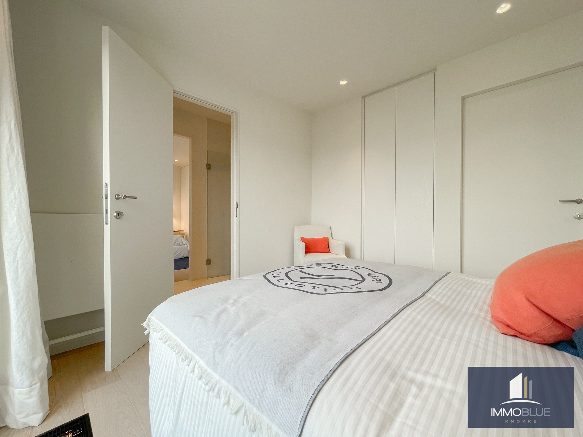 Subliem hoekappartement met ruime terrassen gelegen in het prestigieuze domein Tennis Garden. 