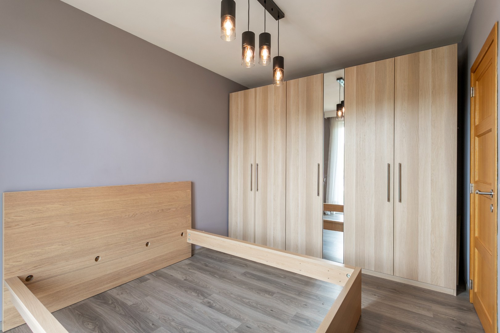 Gerenoveerd appartement met 2 slaapkamers, 2 terrassen en 2 garageboxen 