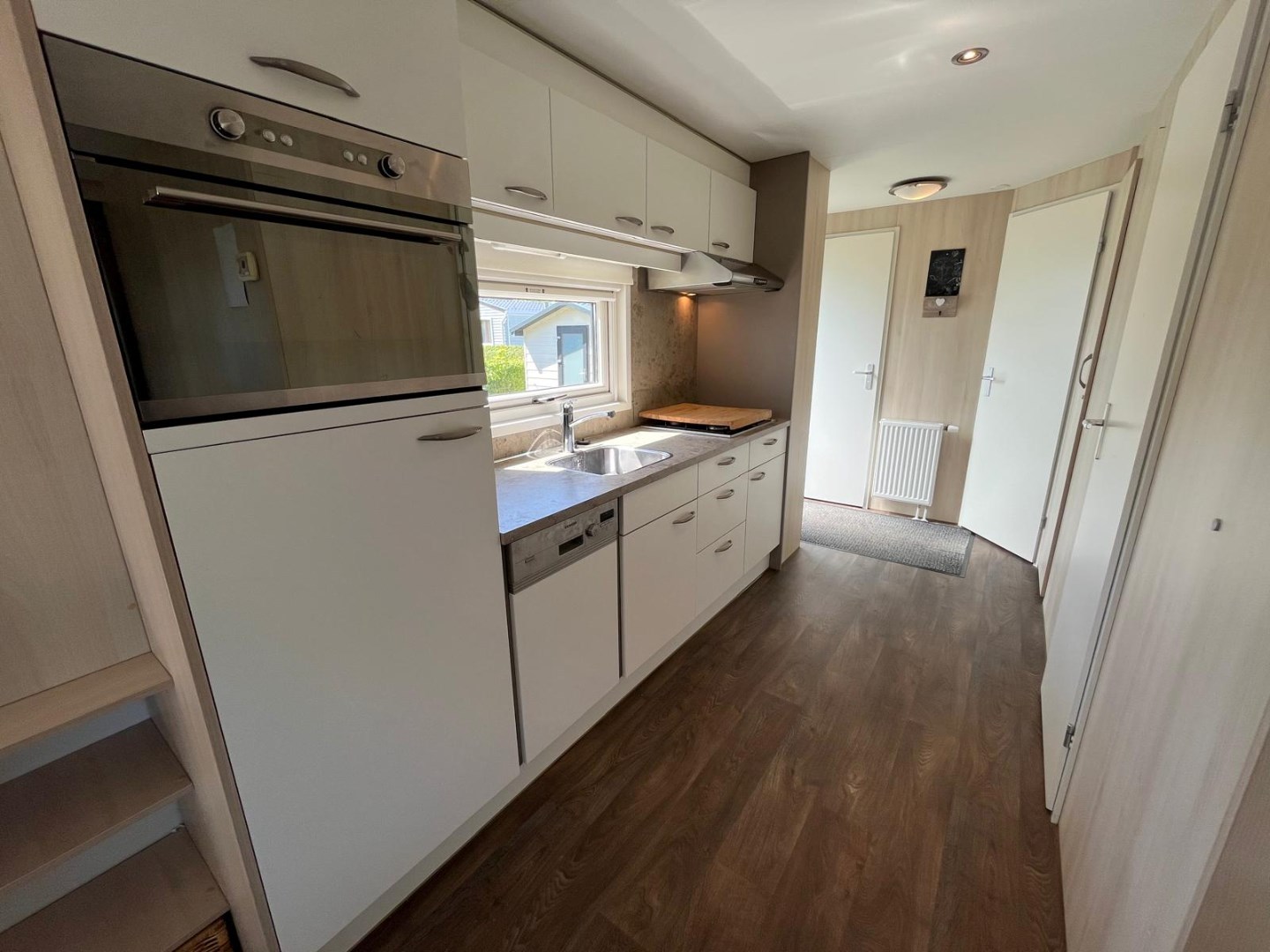 T.A. Makelaardij biedt aan: Goed onderhouden chalet (V47) op een rustige plek met veel privacy 