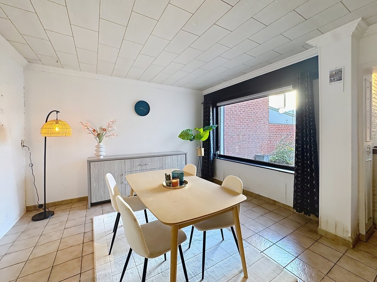 Te renoveren woning in Harelbeke met 6 slaapkamers en veel potentieel 