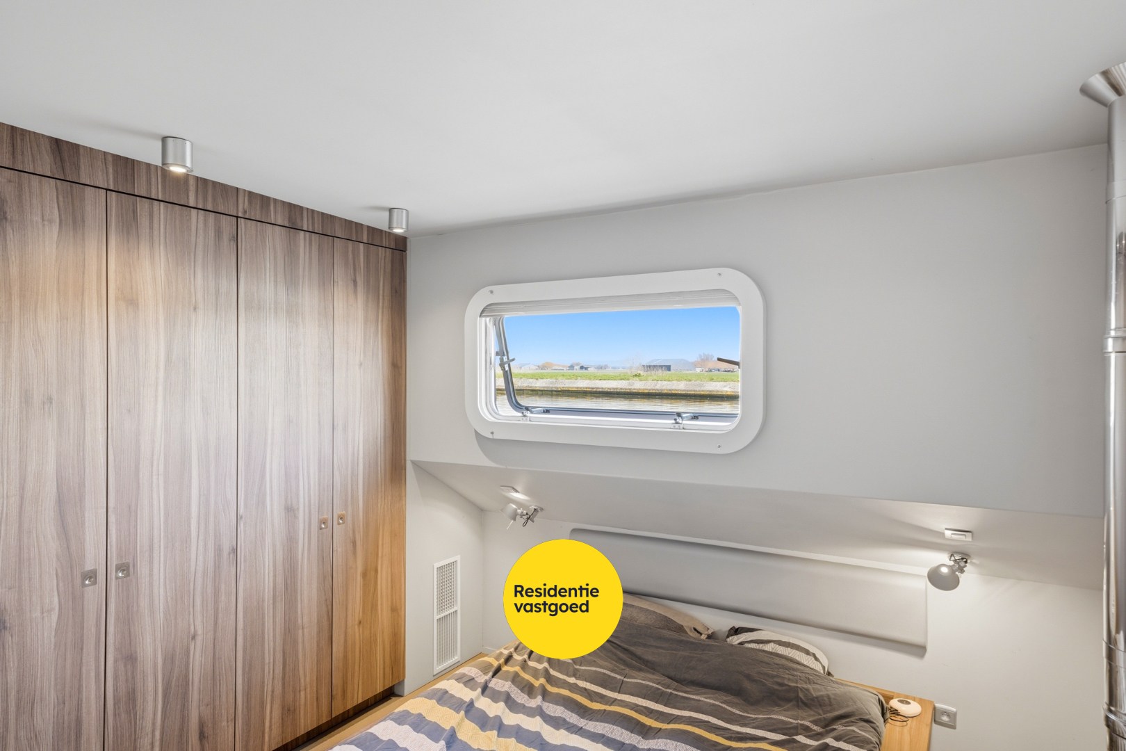 Unieke woonboot met B&amp;B en vergunde ligplaats in Plassendale 