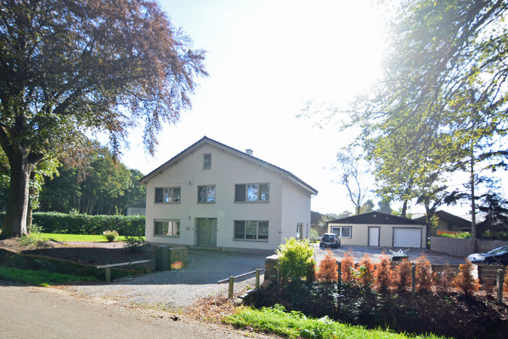 Vrijstaande, energiezuinige woning met 4 slpk en garage op een perceel van 25 a. 