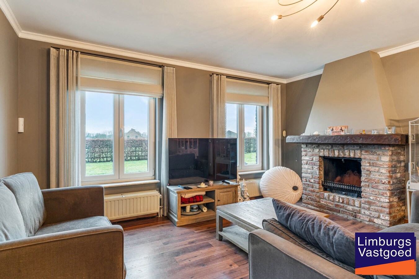 Landelijk gebouwencomplex voor paardenhouderij, op ong. 3ha 50a met stallen, weides/paddock, binnen-en buitenpiste, en woning. 