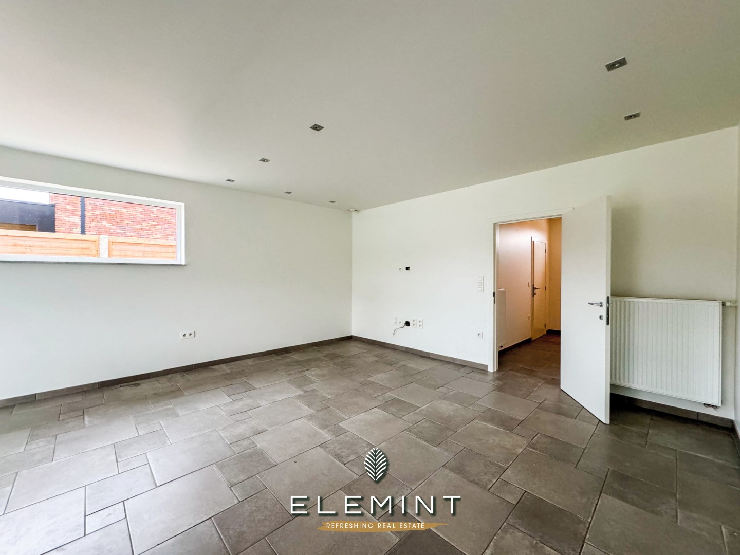 Rekkem. Ruime halfopen woning met 5 slaapkamers, tuin &amp; garage 