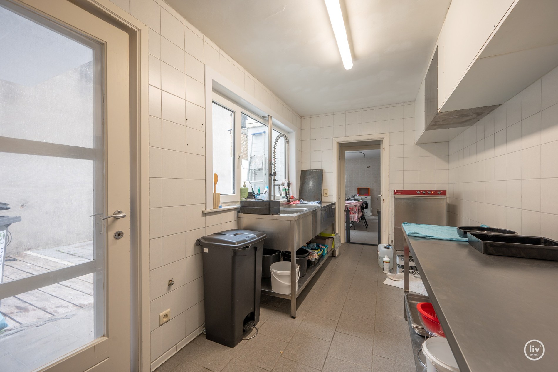 Rez-de-chaussée commercial loué, situé au centre de l'avenue Lippens, actuellement exploité comme traiteur (rendement de 5%). 