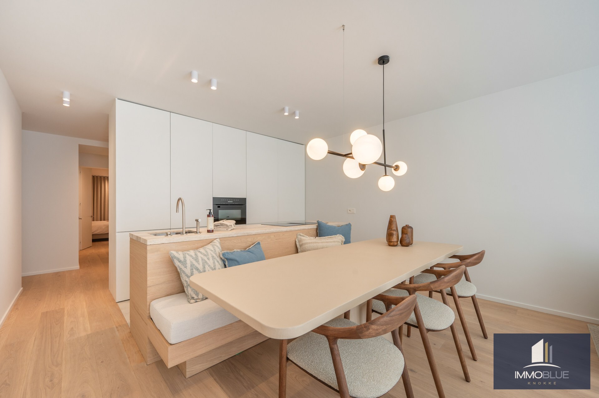 Prachtig gerenoveerd drie-slaapkamerappartement op een toplocatie vlak bij de Zeedijk en genietend van een zijdelings zeezicht. 