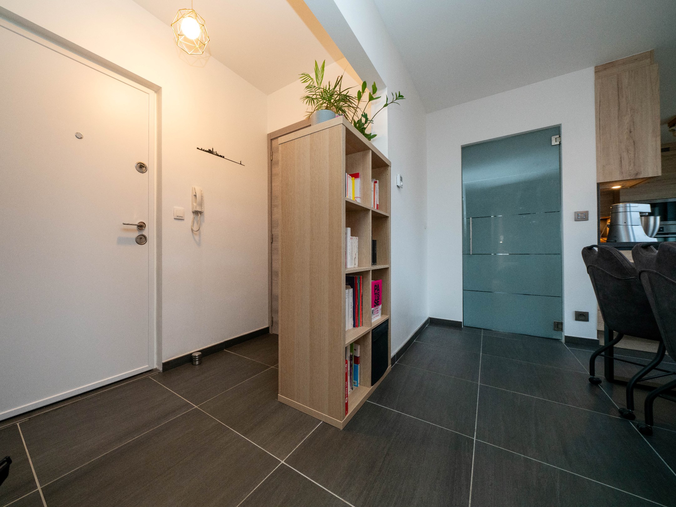 Ruim 2 kamer-appartement met dubbele garage en kelder 