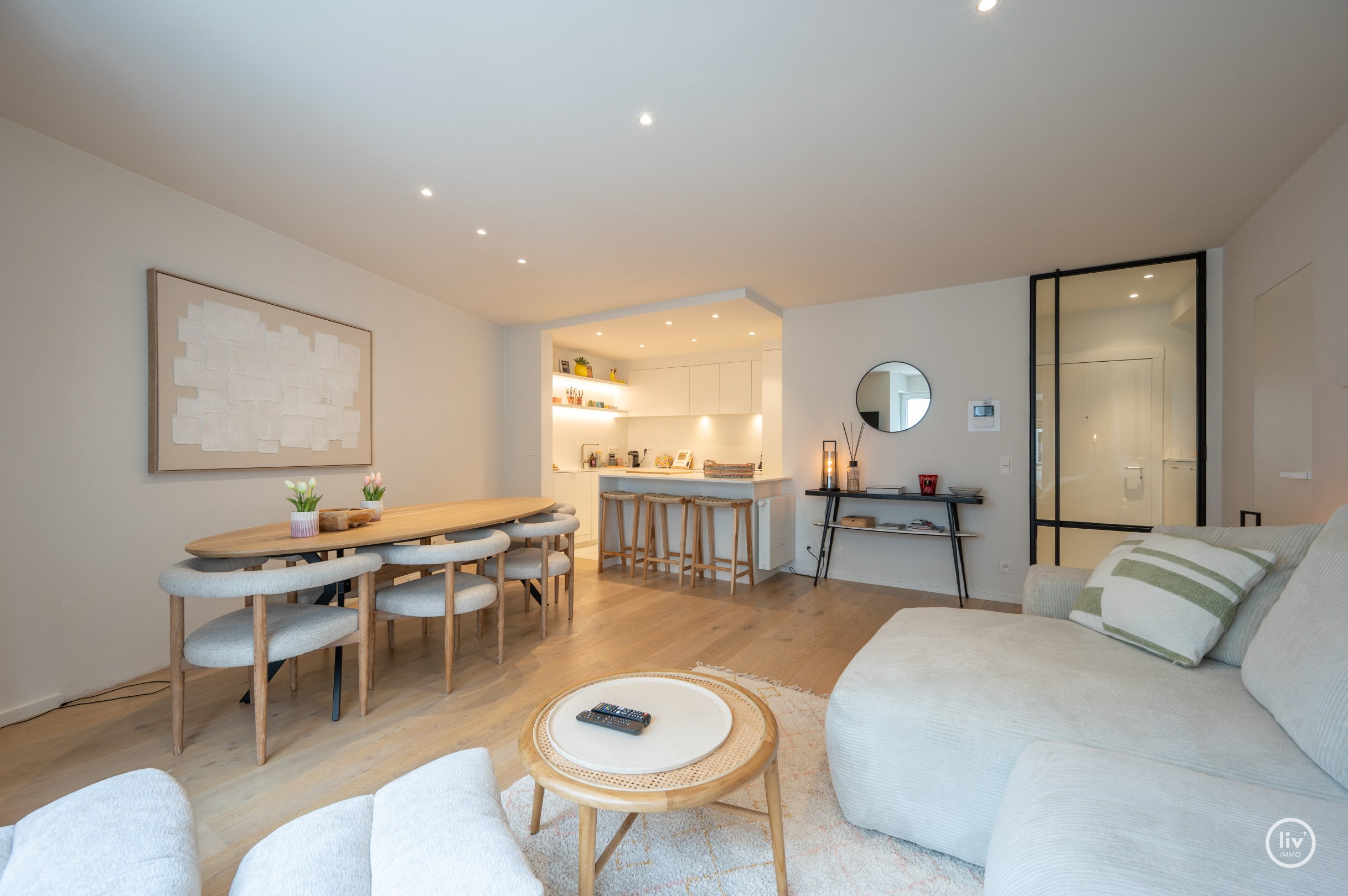 Prachtig gerenoveerd 1 slaapkamer appartement centraal gelegen in een rustige zijstraat van de Zoutelaan te Knokke. 