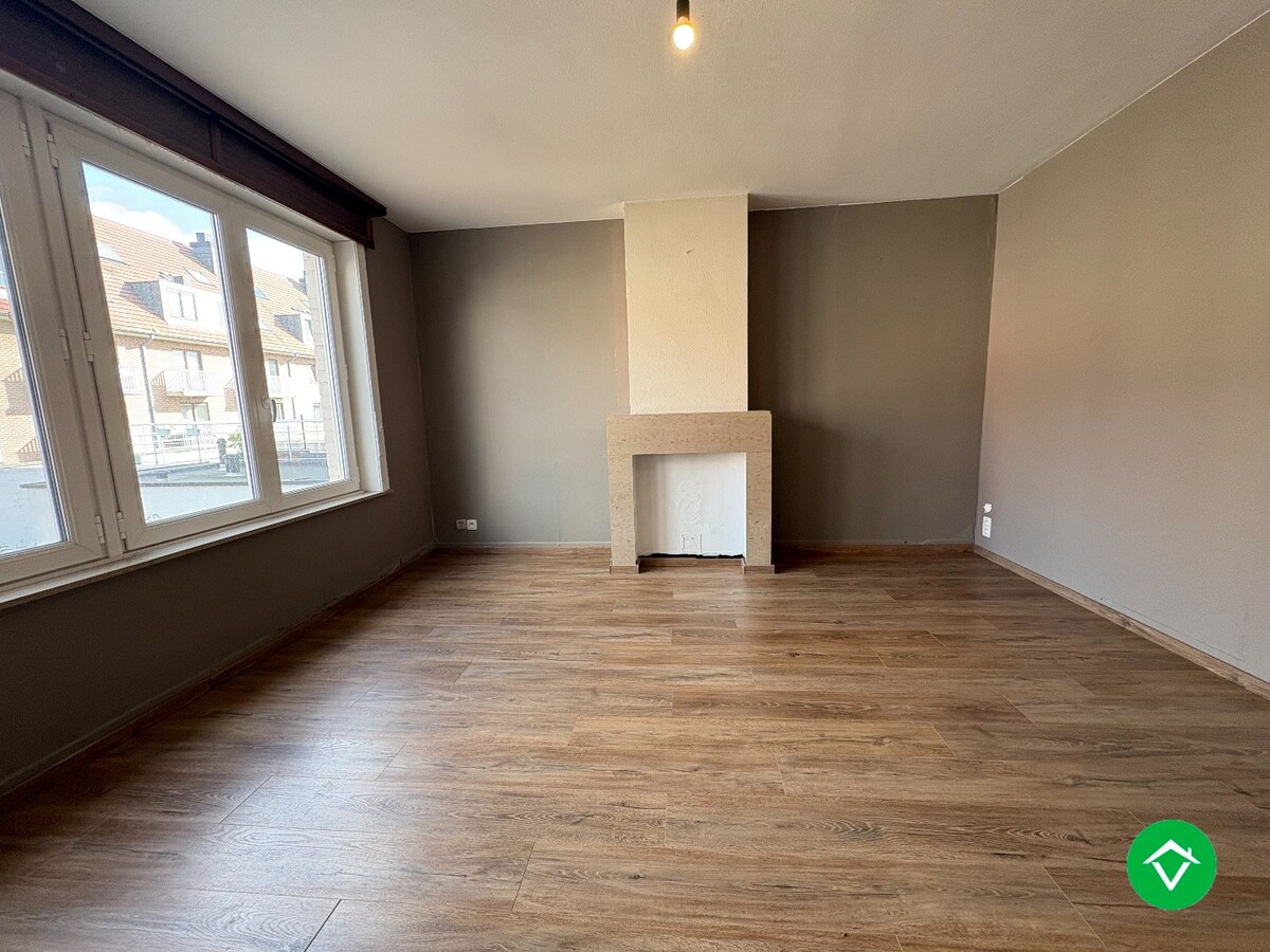 Te koop: Uniek gebouw met 2 appartementen, garage en ruime tuin – hartje Nieuwpoort-Stad 