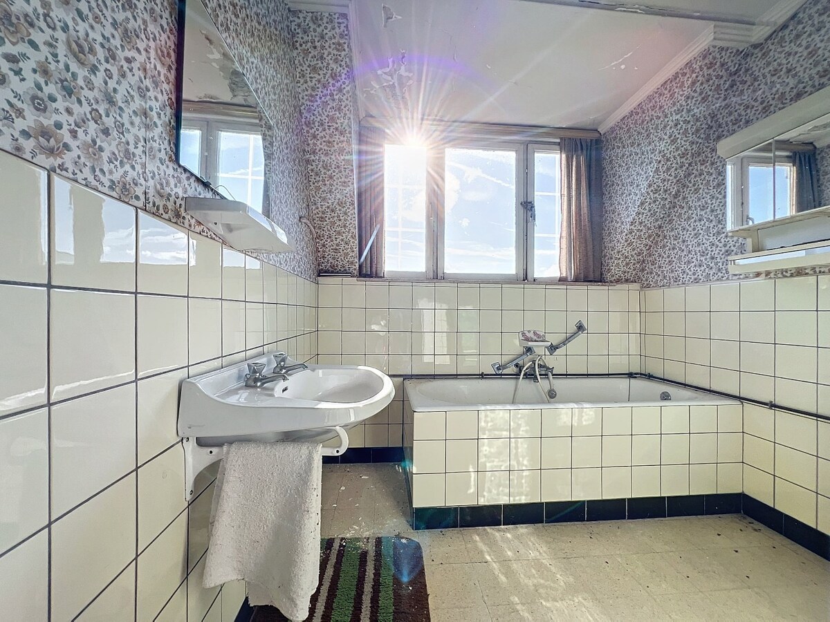 Te renoveren/slopen woning op perceel van 1.334m² op topligging 