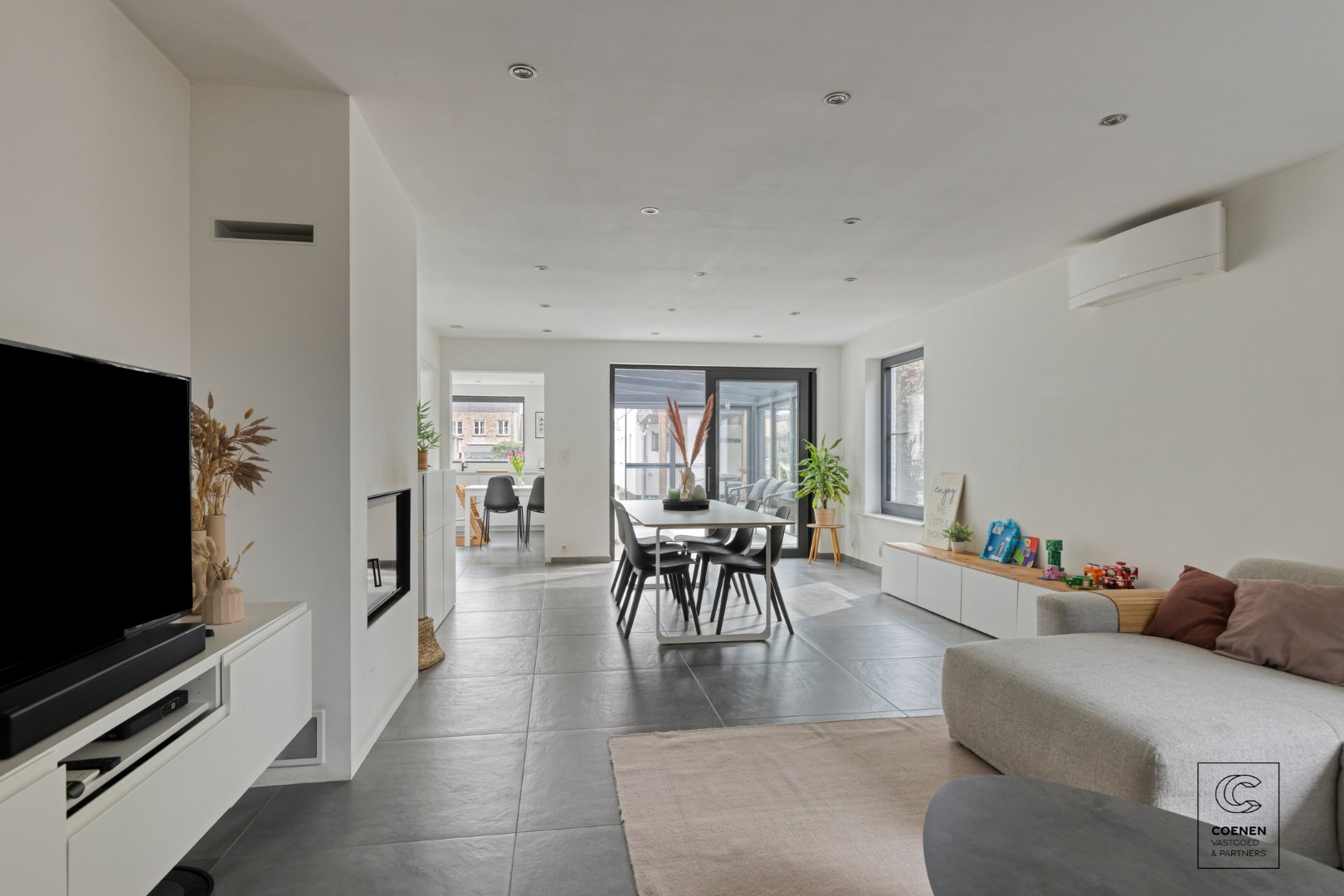 Gerenoveerde woning met 4 à 5 slpk's op een gunstige ligging te Oelegem! 