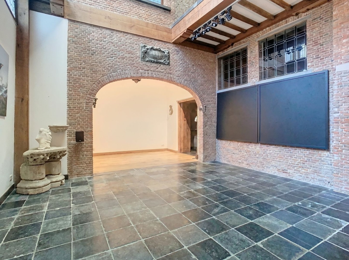 Handelsruimte 100m² in Hartje Antwerpen op steenworp van de Kathedraal. 