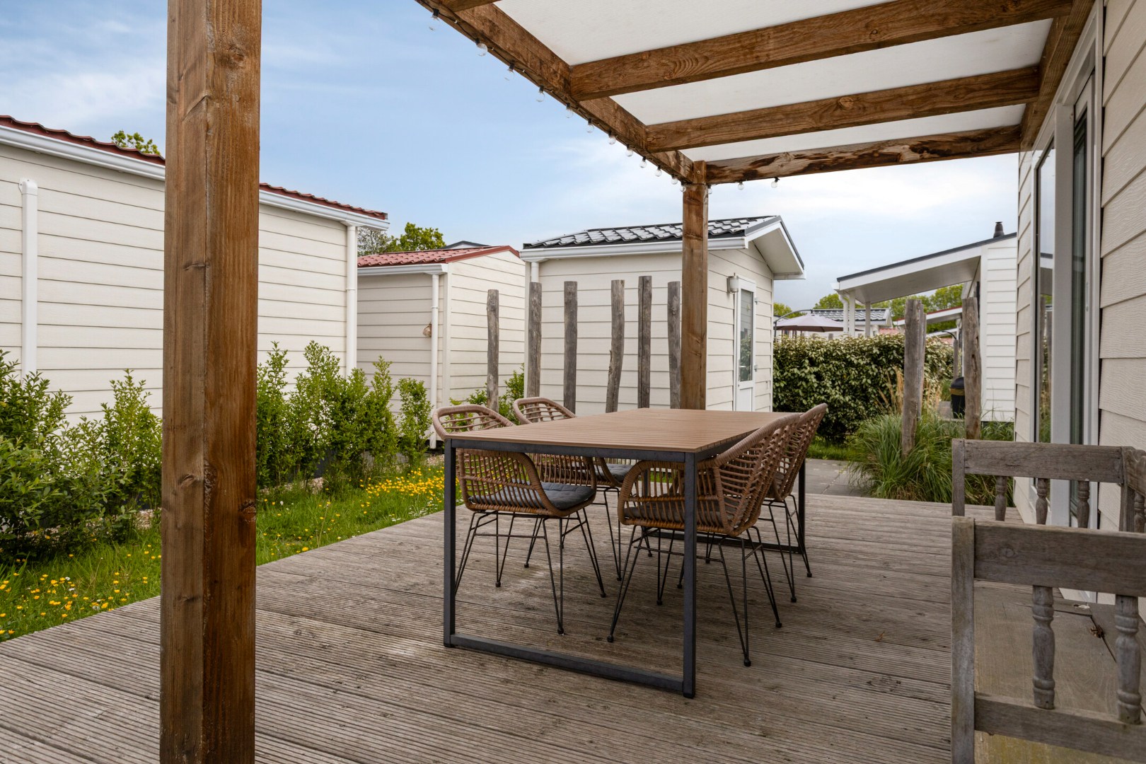Ontsnap aan de dagelijkse hectiek en geniet van een welverdiende vakantie in deze charmante chalet (nr. ME46), te koop aangeboden op park Duinzicht in Koudekerke! 
