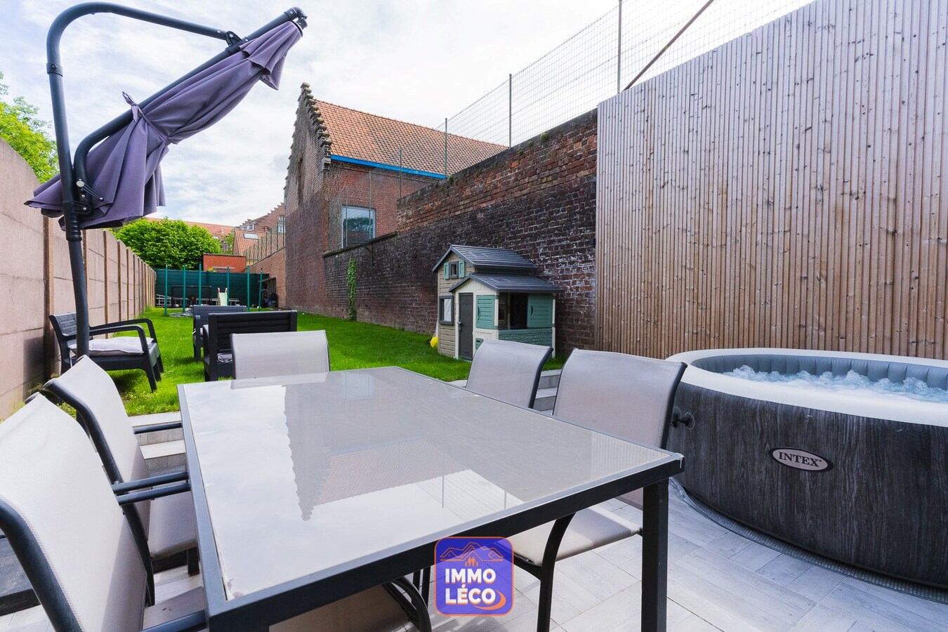 Maison moderne entièrement rénovée avec jardin, dans le village de Luingne ! 