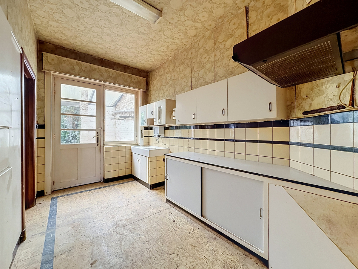 Ruime, te renoveren woning met garage en tuin te Bevegem 