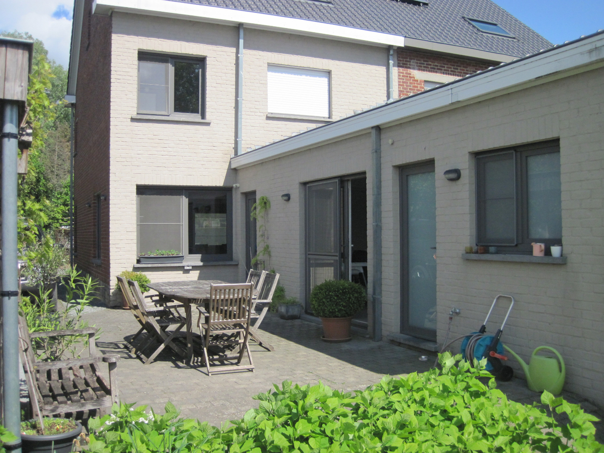 Prachtige Half Open Bebouwing - vernieuwd in 2012 !! 