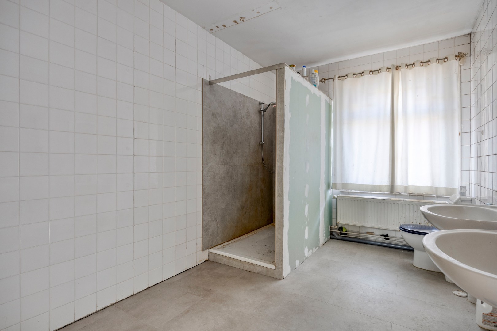 Te renoveren woning met 4 slpk. en garage in centrum van Mol 