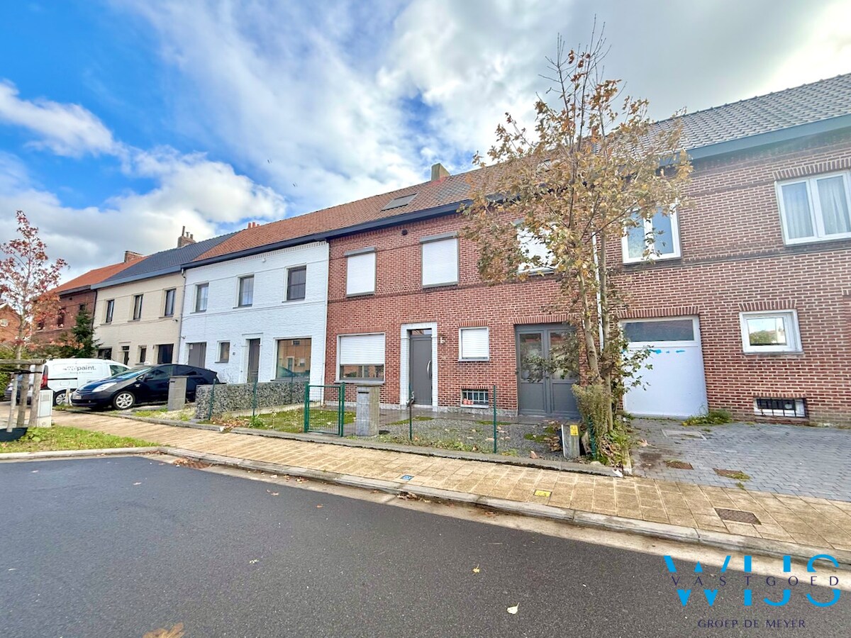 Zeer ruim en stevig woonhuis te Rieme ! 