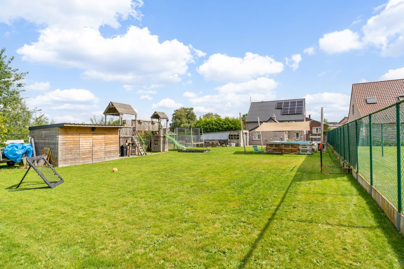 Ruime woning met 4 slaapkamers op een zeer ruim perceel. 