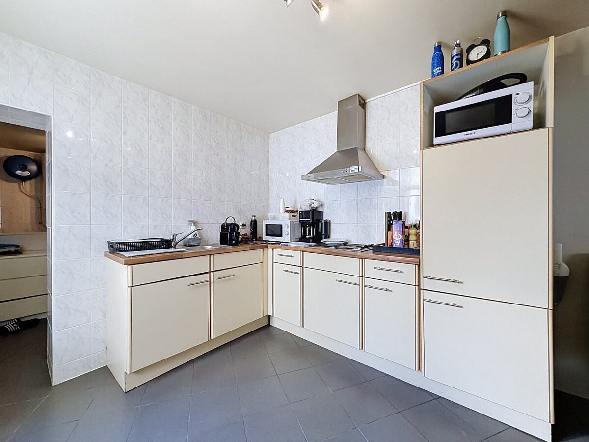 Verder te renoveren woning met garage en tuin nabij centrum Herzele 