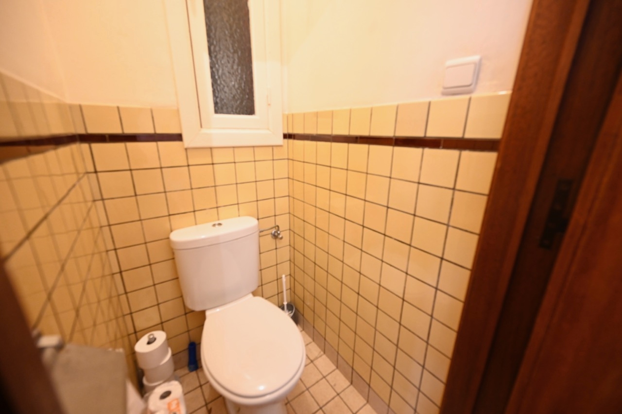 ONGEMEUBELD - Gelijkvloers-appartement met tuin op wandelafstand van de Lippenslaan. 