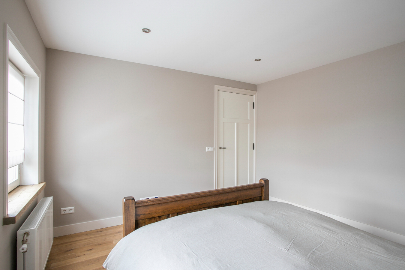 Vrijstaande, instapklare eengezinswoning met garage en carport afgewerkt in landelijke stijl. 