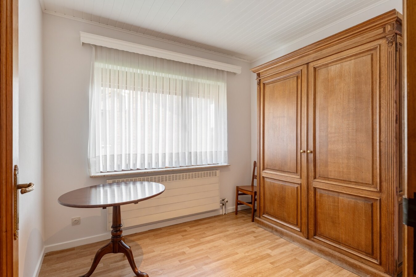 Zeer goed onderhouden gelijkvloerse gezinswoning op een riant perceel van 19a75ca op een rustige locatie te Schalkhoven, een deelgemeente van Hoeselt. 