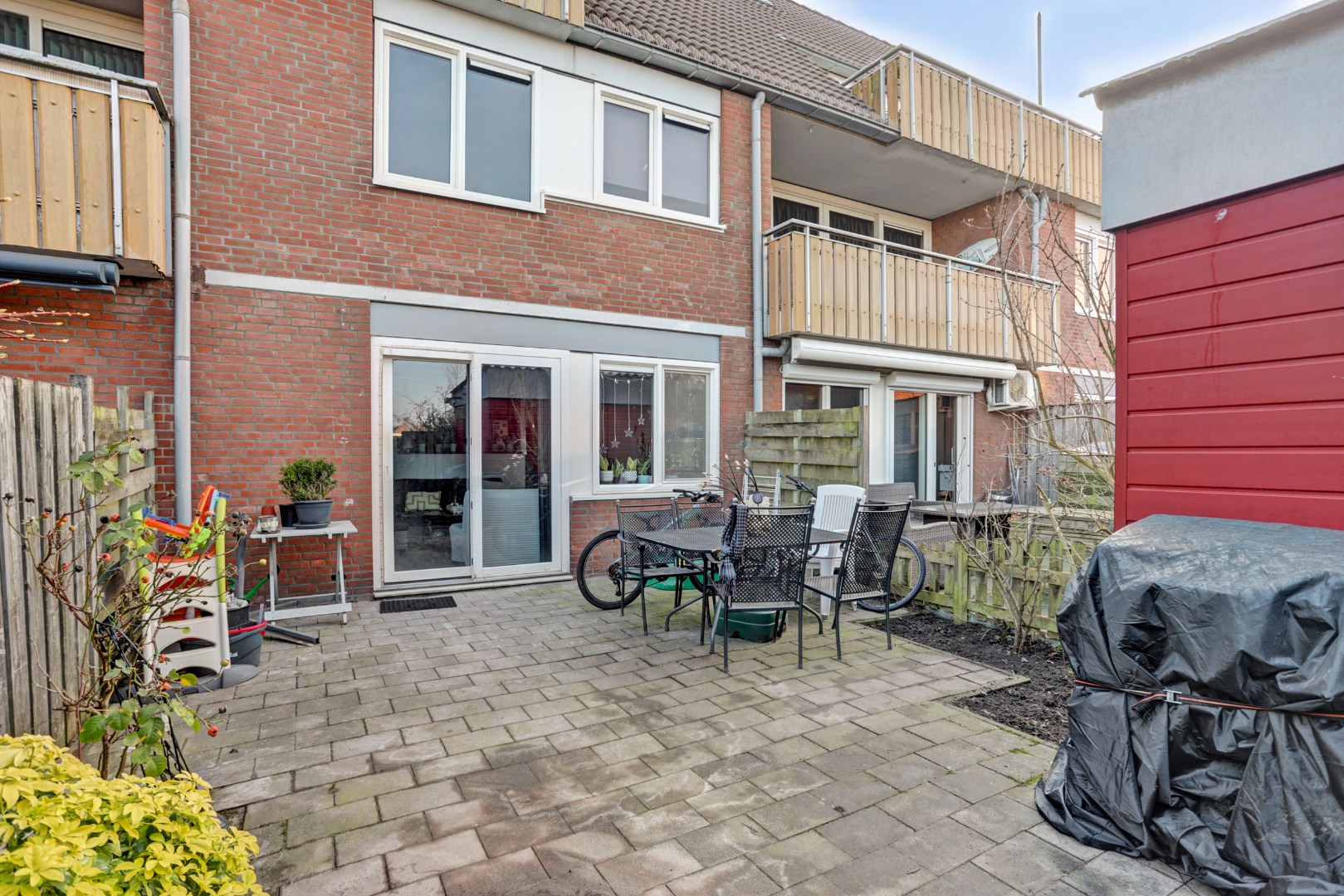 Een fijne benedenwoning op een toplocatie, perfect voor starters die hun woonwensen willen realiseren. Kom kijken en laat u verrassen! 