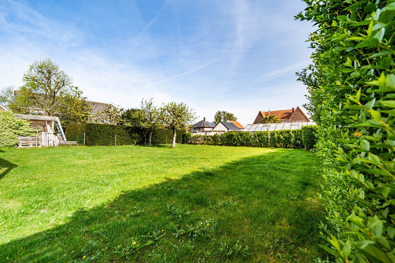 Gezinswoning met ruime opslagplaats en carport in het centrum van Ouwegem 