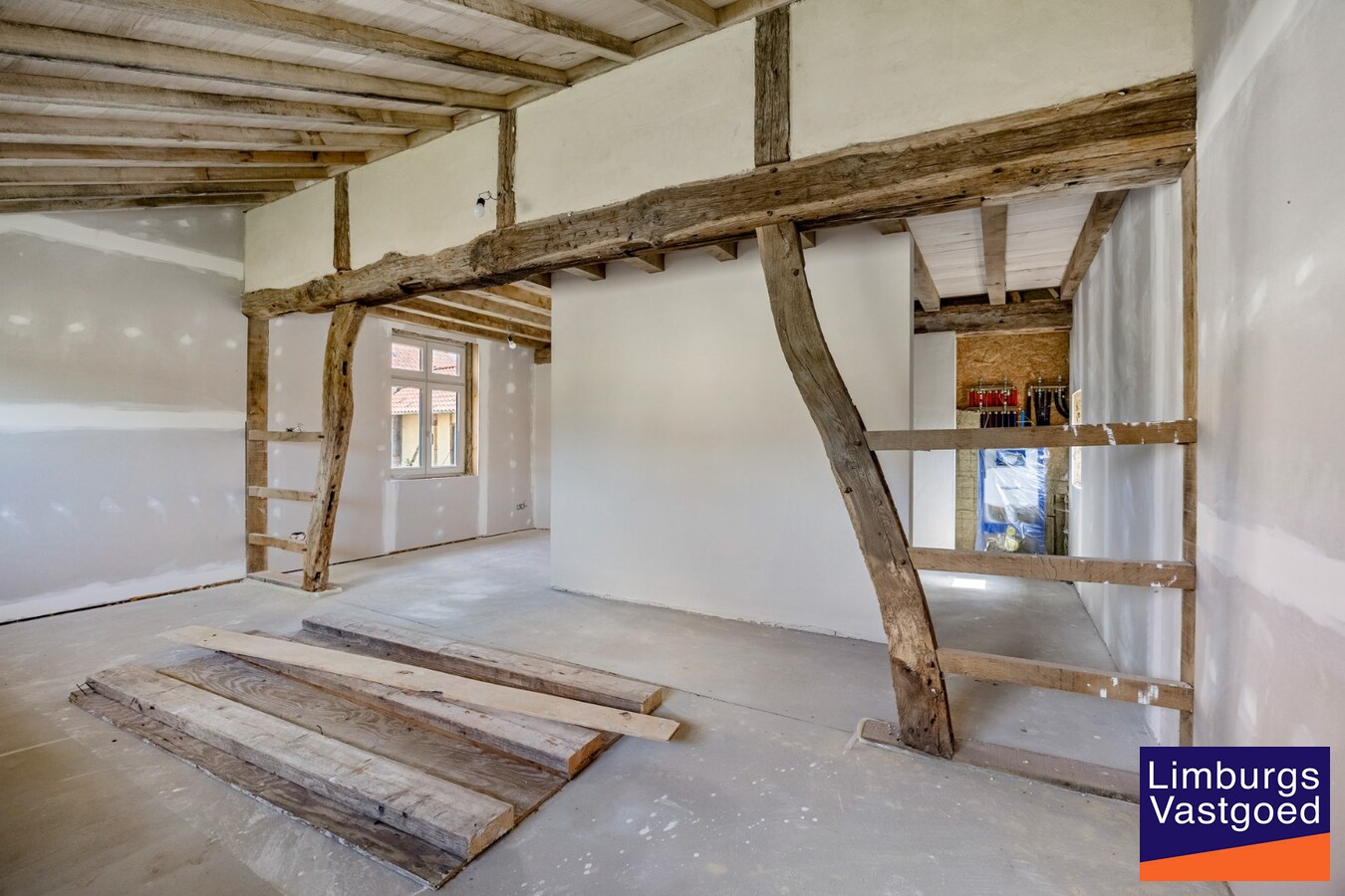 UNIEKE VIERKANTSHOEVE met paardenstallen op 7,34 hectare met vergunning voor zwembad en poolhouse 