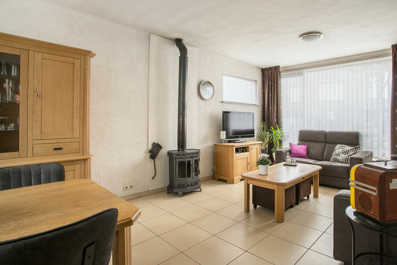 Hoekwoning met garage, carport, overkapping en bergingen gelegen op 326m2 in het centrum van Bladel. 