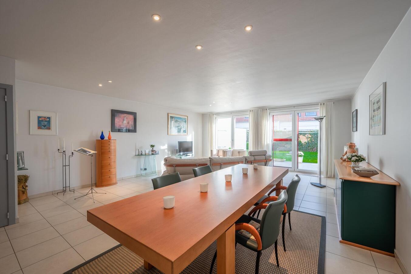 Goed gelegen woning met 4 slaapkamers, tuin &amp; parkeerplaats te Duinbergen 