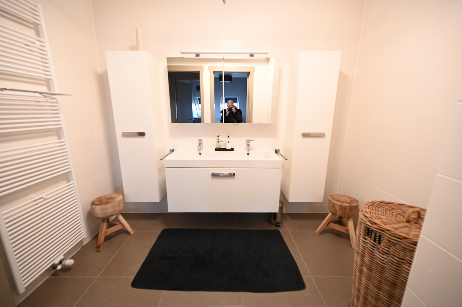 Ongemeubeld - Prachtig en UNIEK duplexappartement met 3 slpk. gelegen in het centrum van Knokke, met een facade van 10 meter en een open zicht op de Dumortierlaan. HUREN OP VENNOOTSCHAP MOGELIJK! 
