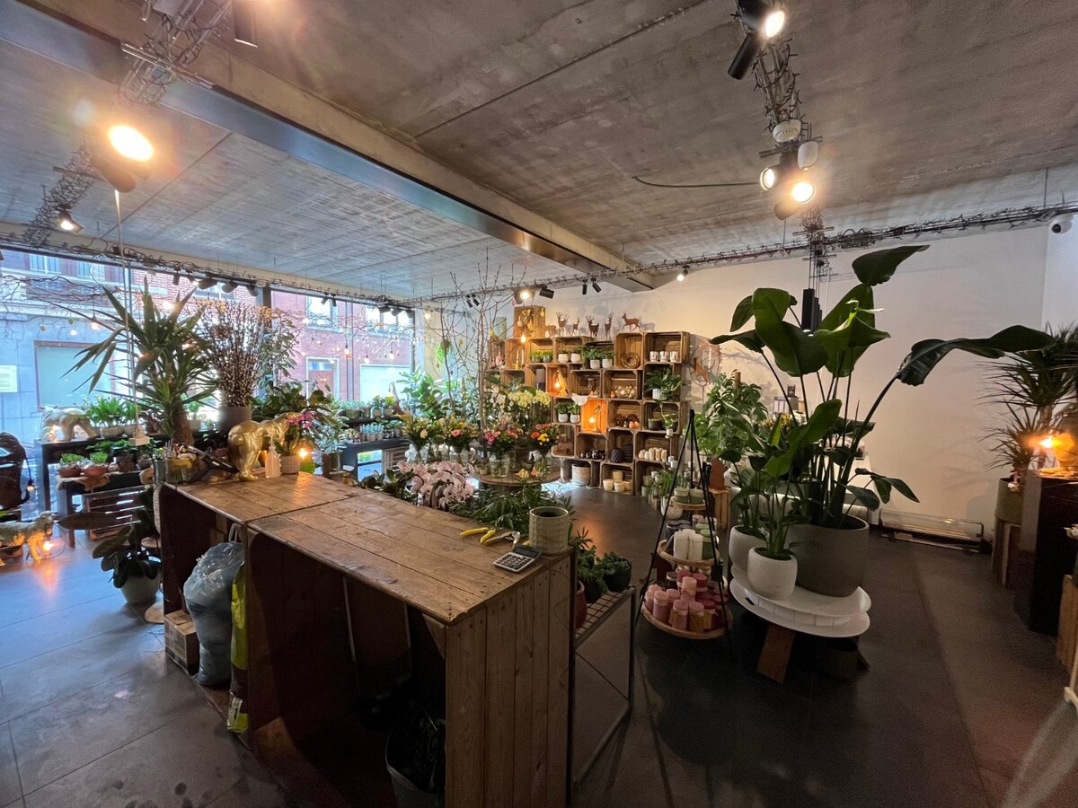 Gelijkvloers handelspand (winkel of kantoor). 