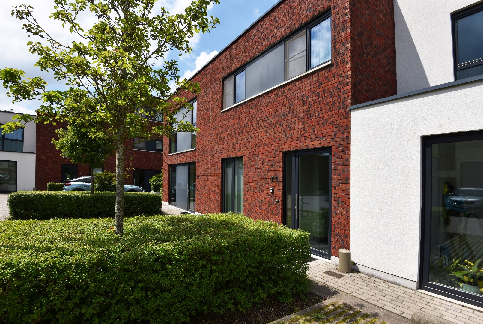 Recente woning met 3 slpks, tuin en 2 parkeerplaatsen te centrum Maldegem 