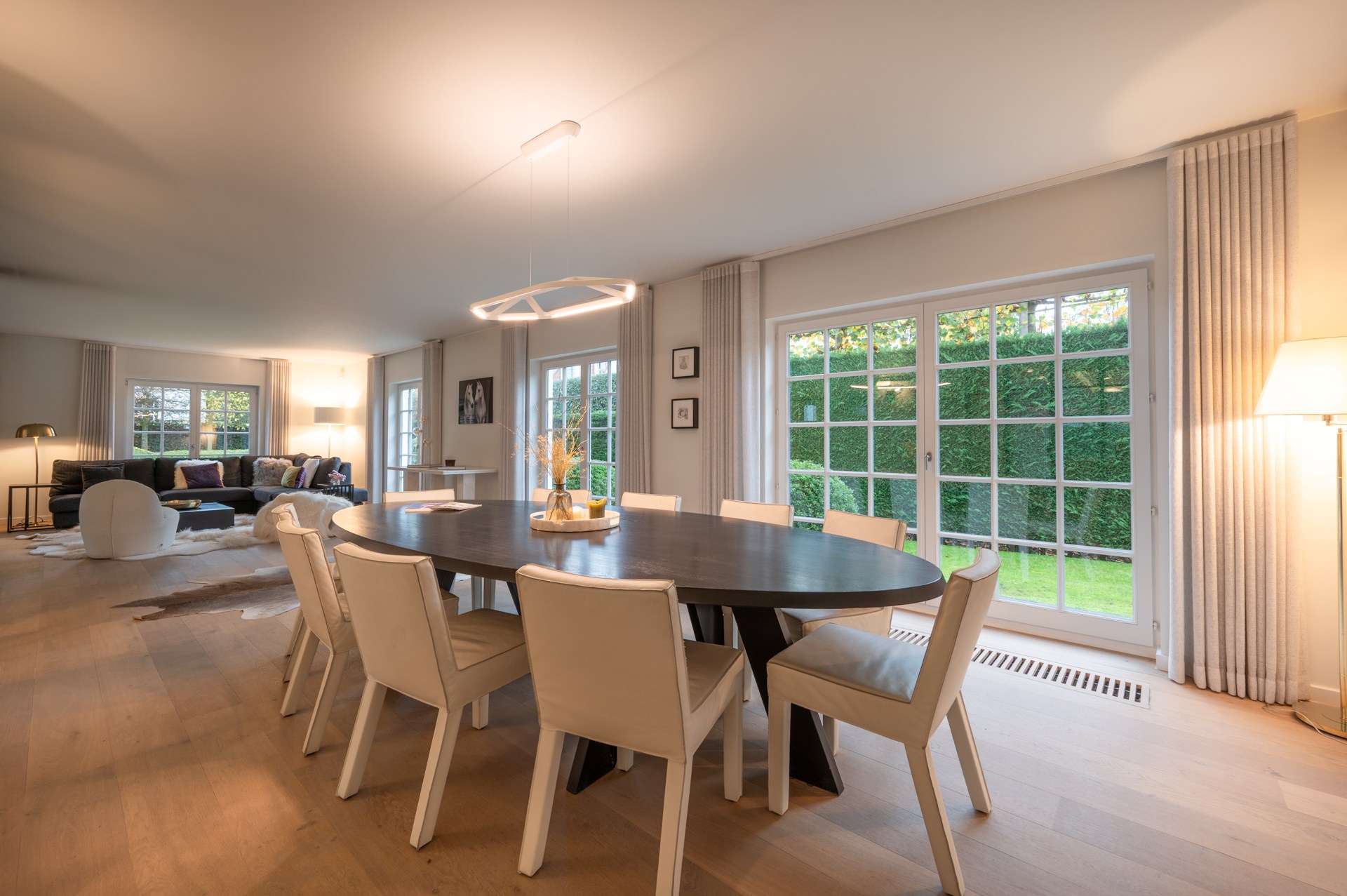 Villa exclusive entièrement meublée avec 5 chambres, piscine et double garage - emplacement prestigieux et calme près du Zoute. 