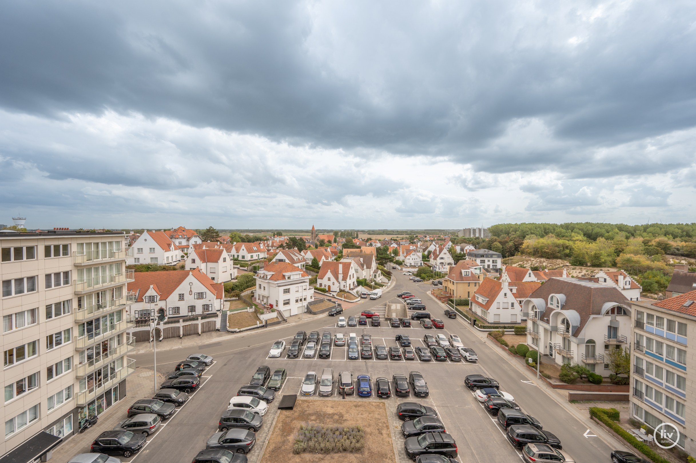 Magnifique appartement en duplex avec une largeur exceptionnelle de façade de 18 mètres et une terrasse généreuse orientée au sud offrant une vue dégagée sur l'arrière-pays de Knokke, à seulement 100 