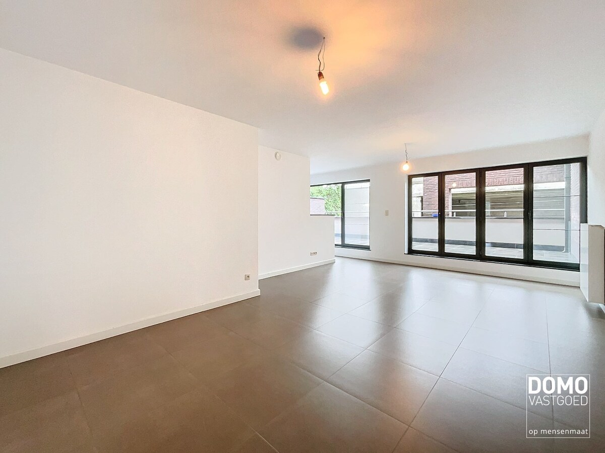 RUIM 2 SLAAPKAMER APPARTEMENT MET ONDERGRONDSE AUTOSTANDPLAATS EN TERRAS TE KERMT 