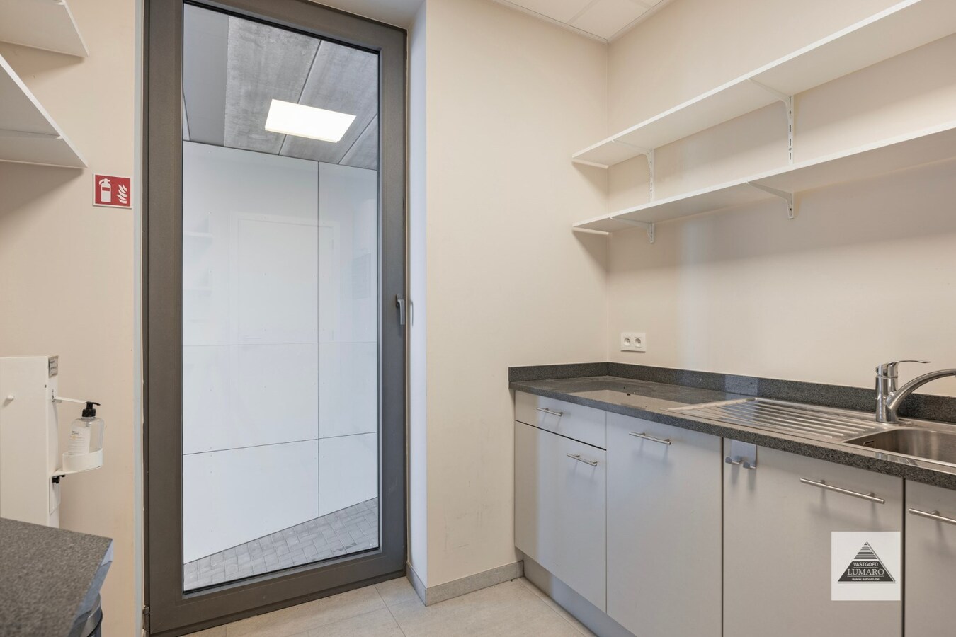 Uitstekend gelegen kantoor-/praktijkruimte van 130 m² + kelder en garage 