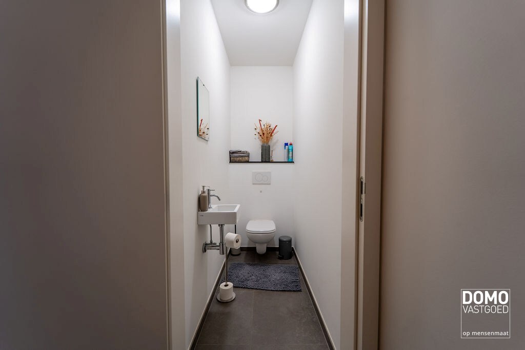 RUIM GELIJKVLOERS APPARTEMENT MET 2 SLAAPKAMERS, TERRAS EN PARKEERGELEGENHEID TE HASSELT (SINT-LAMBRECHTS-HERK) 