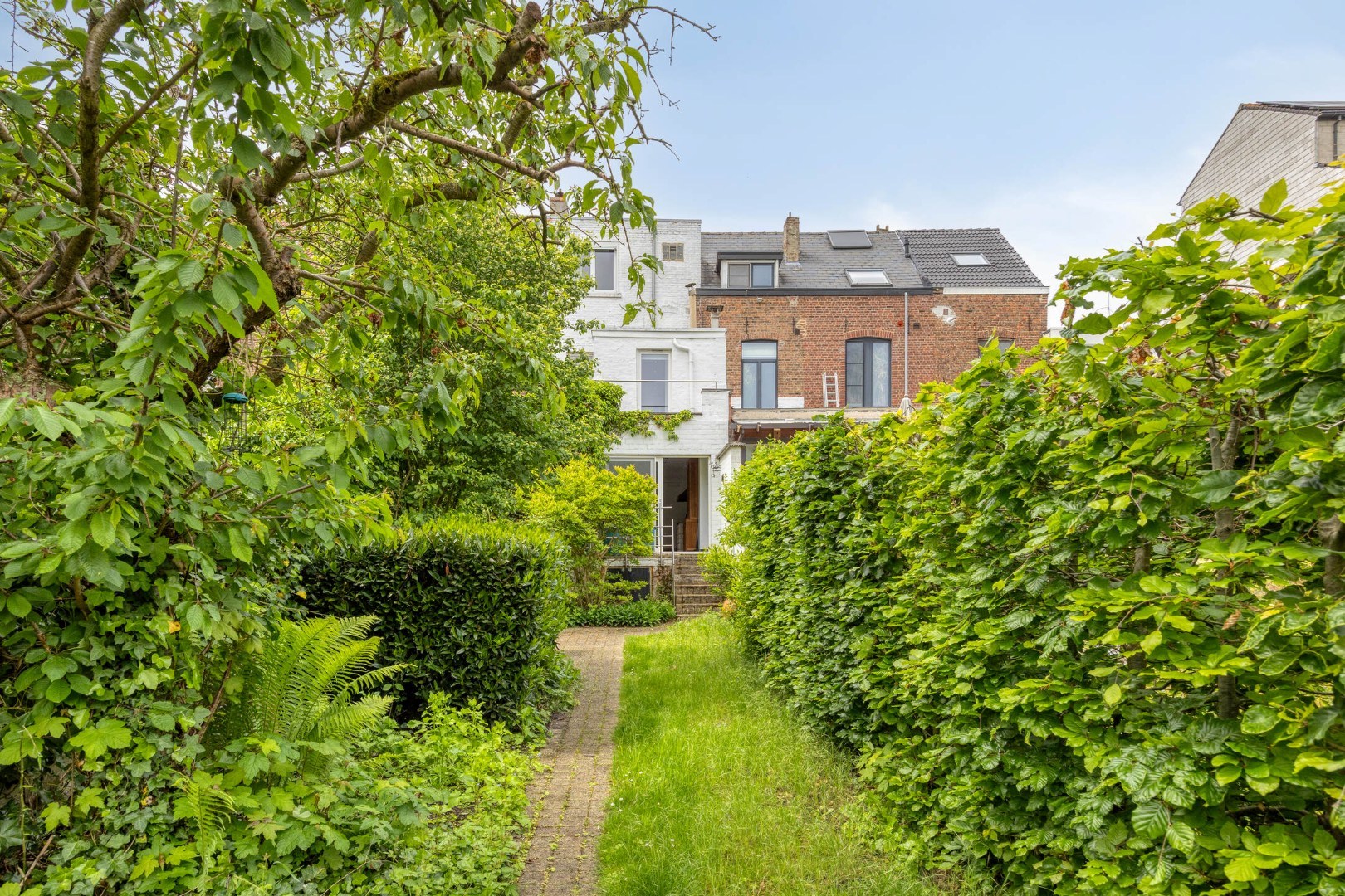 Ruime stadswoning met achteruitgang via Janseniusstraat met 4 slaapkamers, garage en tuin te Leuven- EPC 239kwh/m2 