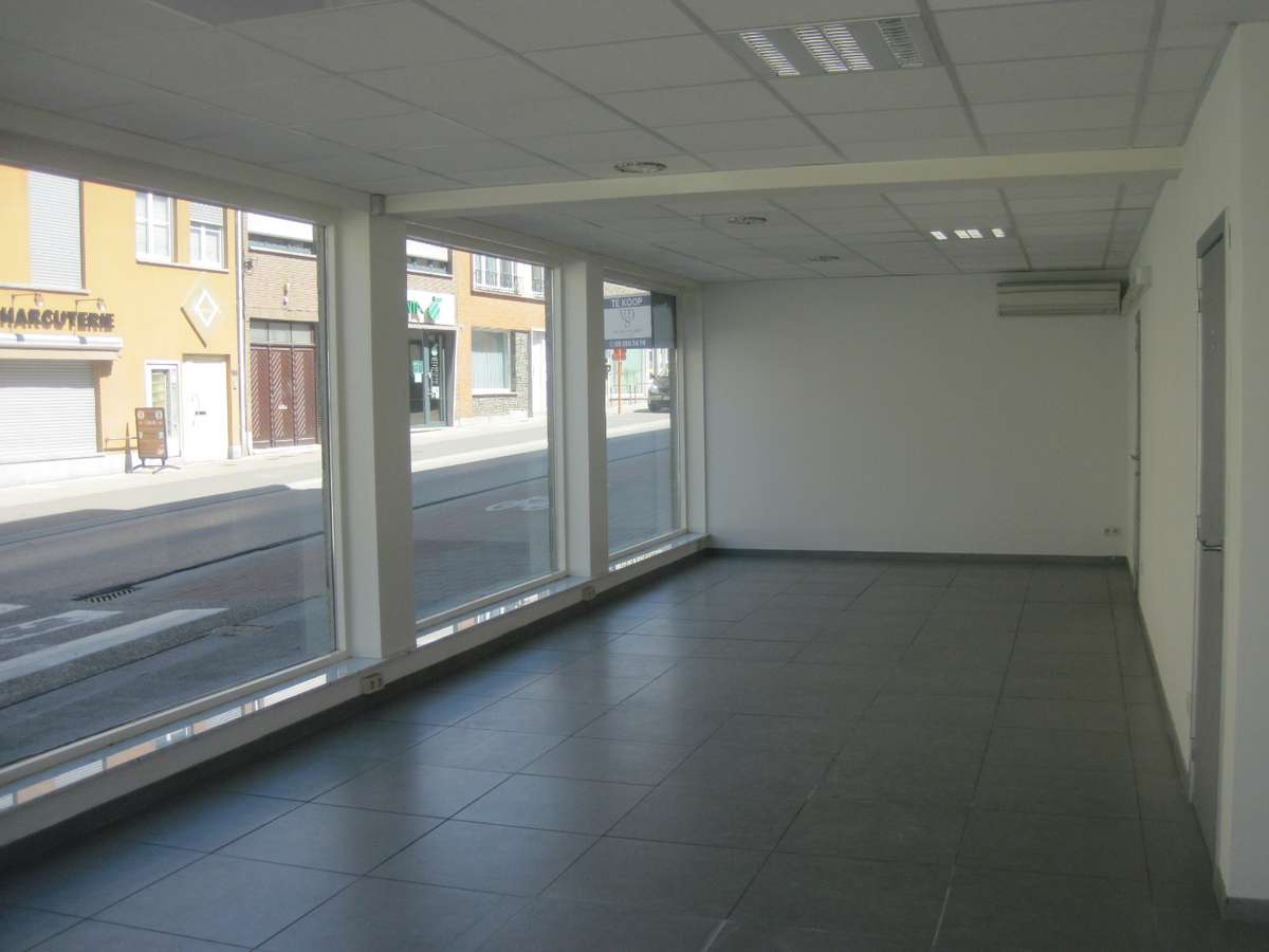 Gelijkvloers pand op top-ligging. Mogelijkheden als winkel of kantoor. 