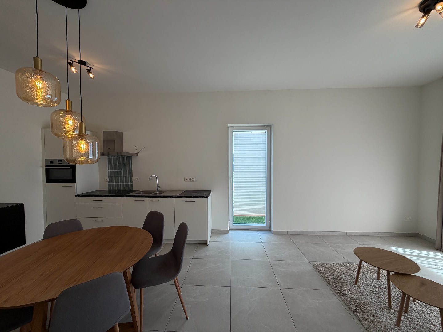 Gelijkvloers appartement met terras, tuintje en autostaanplaats 