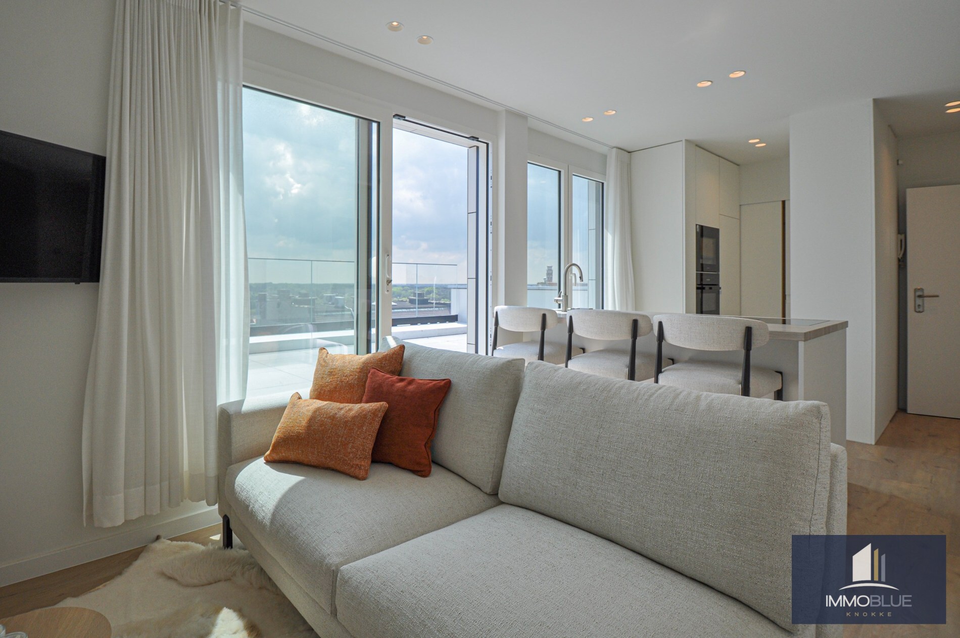 Volledig gerenoveerd dakappartement met een terras van ongeveer 45 m². 